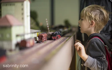Miniatureisenbahn begeistert Junge