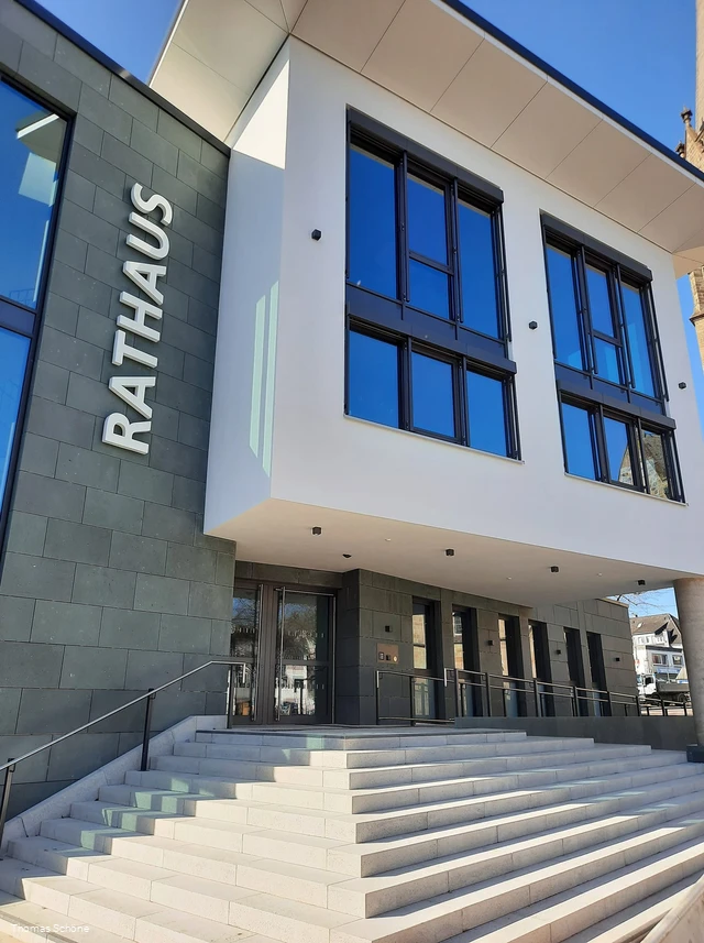 Rathauseingang (Thomas Schöne).jpg